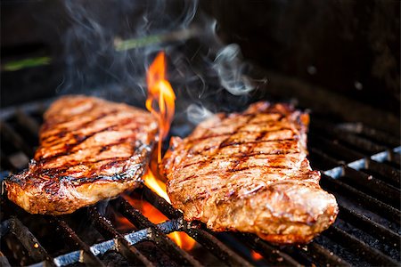 simsearch:400-05063901,k - Beef steaks cooking in open flame on barbecue grill Foto de stock - Super Valor sin royalties y Suscripción, Código: 400-08197411