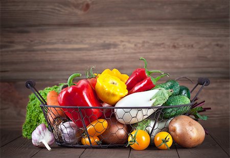 simsearch:400-07932348,k - Fresh vegetables in basket on wooden board Foto de stock - Super Valor sin royalties y Suscripción, Código: 400-08198278