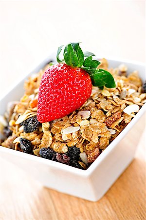 simsearch:400-04891088,k - Bowl of granola cereal with fresh strawberry Stock Photo - Budget Royalty-Free & Subscription, Code: 400-08198738