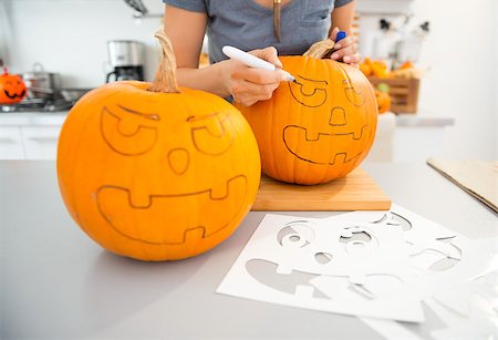 simsearch:400-07172678,k - Close up on woman creating pumpkins Jack-O-Lantern for Halloween party in kitchen. Traditional autumn holiday Photographie de stock - Aubaine LD & Abonnement, Code: 400-08199657