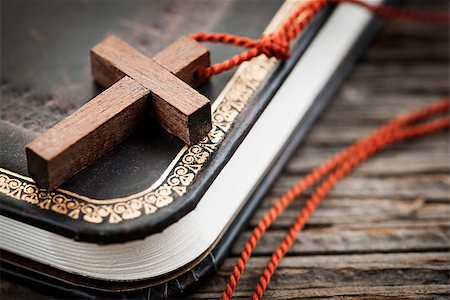 simsearch:400-04304509,k - Closeup of simple wooden Christian cross necklace on holy Bible Stock Photo - Budget Royalty-Free & Subscription, Code: 400-08199802