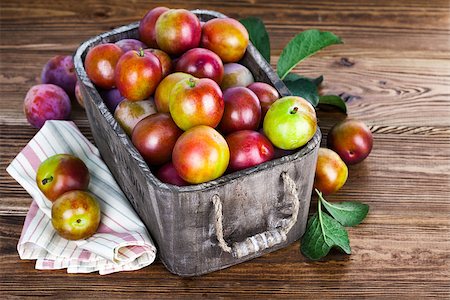 simsearch:400-08377901,k - Fresh plums in wooden basket with green leaves Stock Photo - Budget Royalty-Free & Subscription, Code: 400-08191853