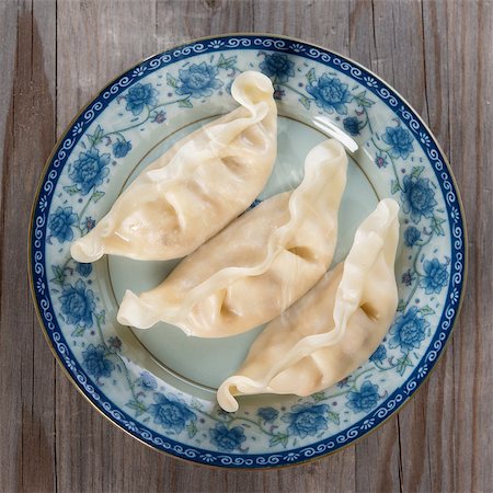 simsearch:400-08225258,k - Top view fresh dumpling on plate. Chinese cuisine on vintage wooden background. Fractal on the plate is generic print. Foto de stock - Super Valor sin royalties y Suscripción, Código: 400-08224919