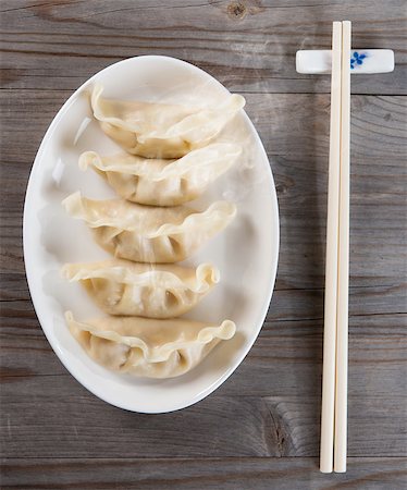 simsearch:400-08225258,k - Top view fresh dumpling on plate with hot steams. Chinese food on old wooden background. Foto de stock - Super Valor sin royalties y Suscripción, Código: 400-08224911