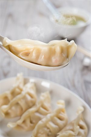simsearch:400-08225258,k - Fresh boiled dumpling on spoon with hot steams. Chinese food on old wooden background. Foto de stock - Super Valor sin royalties y Suscripción, Código: 400-08224913
