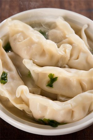 simsearch:400-08225258,k - Close up fresh dumplings soup on plate with hot steams. Chinese food on old vintage wooden background. Foto de stock - Super Valor sin royalties y Suscripción, Código: 400-08224977