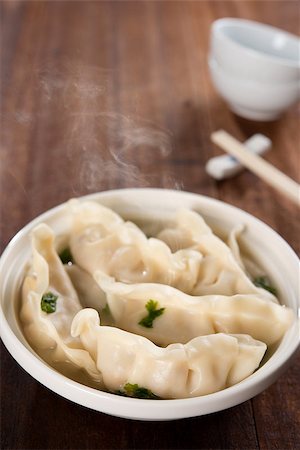 simsearch:400-08225258,k - Fresh dumplings soup on plate with hot steams. Chinese meal on old vintage wooden background. Foto de stock - Super Valor sin royalties y Suscripción, Código: 400-08224978