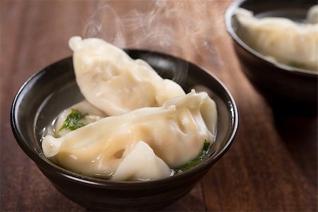 simsearch:400-08225258,k - Fresh dumplings soup on plate with hot steams. Chinese gourmet on rustic old vintage wooden background. Foto de stock - Super Valor sin royalties y Suscripción, Código: 400-08224970