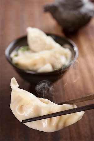 simsearch:400-08225258,k - Fresh dumplings soup on plate with chopsticks and hot steams. Chinese cuisine on rustic old vintage wooden background. Foto de stock - Super Valor sin royalties y Suscripción, Código: 400-08224972