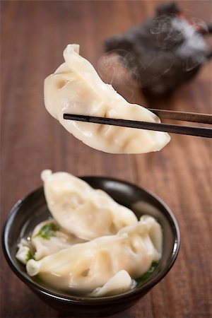 simsearch:400-08225258,k - Fresh dumplings soup on plate with chopsticks and hot steams. Chinese food  on rustic old vintage wooden background. Foto de stock - Super Valor sin royalties y Suscripción, Código: 400-08224973