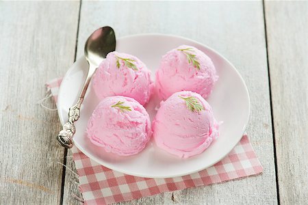 simsearch:400-08225242,k - Scoops strawberry ice cream on plate with spoon at rustic wooden vintage table background. Stockbilder - Microstock & Abonnement, Bildnummer: 400-08225237