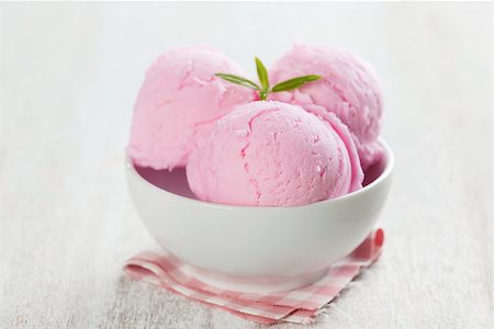 simsearch:400-08225242,k - Scoops pink ice cream in bowl on rustic wooden vintage table background. Stockbilder - Microstock & Abonnement, Bildnummer: 400-08225232
