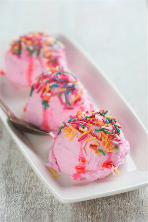 simsearch:400-08225242,k - Strawberry ice cream on plate, decor with colorful rice, on wooden vintage table background. Stockbilder - Microstock & Abonnement, Bildnummer: 400-08225244