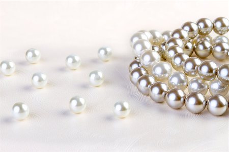 Silver and White pearl necklaces on white paper background Foto de stock - Super Valor sin royalties y Suscripción, Código: 400-08221505