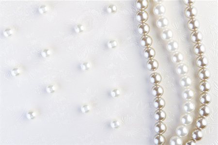 White pearls necklace on white paper background Foto de stock - Super Valor sin royalties y Suscripción, Código: 400-08221506