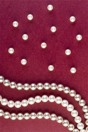 Silver and White pearls necklace on dark red background Foto de stock - Super Valor sin royalties y Suscripción, Código: 400-08221507