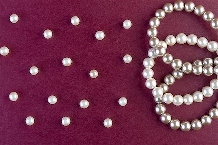 Silver and White pearls necklace on dark red background Foto de stock - Super Valor sin royalties y Suscripción, Código: 400-08221508