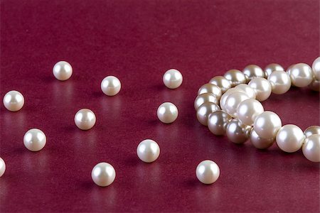 Silver and White pearls necklace on dark red background Foto de stock - Super Valor sin royalties y Suscripción, Código: 400-08221509
