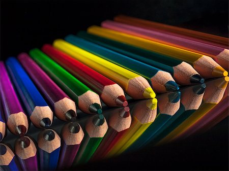 simsearch:859-03039063,k - group of colour wooden pencils on black background with reflection Stockbilder - Microstock & Abonnement, Bildnummer: 400-08221569