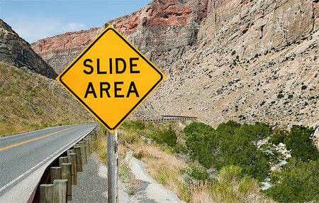 A sign informs motorists of a rock slide area ahead on a mountain road in northeast Wyoming, USA Fotografie stock - Microstock e Abbonamento, Codice: 400-08222070