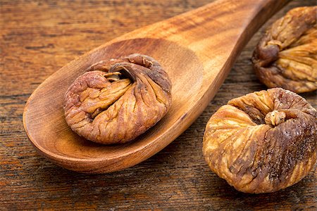 simsearch:400-08314496,k - dried Turkish figs on a wooden spoon against rustic wood Foto de stock - Super Valor sin royalties y Suscripción, Código: 400-08222839