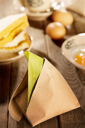 Traditional Malaysian kopitiam style breakfast and coffee. Fractal on the cup is generic print. Soft focus setting with dramatic ambient light on dark wooden background. Foto de stock - Royalty-Free Super Valor e Assinatura, Número: 400-08223390