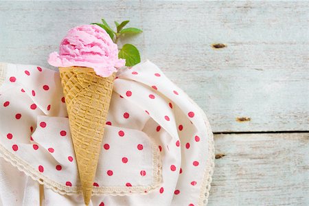 simsearch:400-07993452,k - Top view pink ice cream in waffle cone on old rustic vintage wooden background. Foto de stock - Super Valor sin royalties y Suscripción, Código: 400-08223847