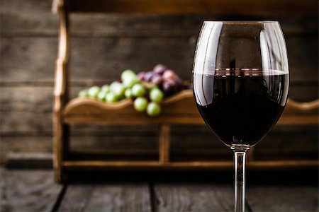 Red wine with grapes. Fresh grapes on wood. Autumn fruit Stockbilder - Microstock & Abonnement, Bildnummer: 400-08254711