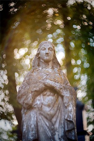 Statue of Virgin Mary at Rasu cemetery in Vilnius, Lithuania. Shot taken with a soft focus lens, shallow depth of field and lens flare Photographie de stock - Aubaine LD & Abonnement, Code: 400-08254774