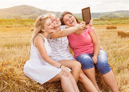 Group of friends outdoors in a field taking a picture with a tablet Stock Photo - Budget Royalty-Free & Subscription, Code: 400-08254822