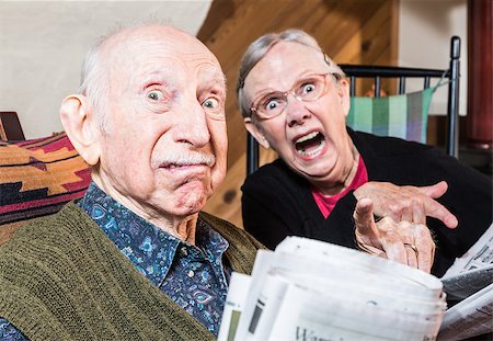 Old mad couple reading a newspaper in their living-room Photographie de stock - Aubaine LD & Abonnement, Code: 400-08254999