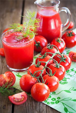 simsearch:400-05911768,k - Fresh tomatoes and tomato juice on wooden table Photographie de stock - Aubaine LD & Abonnement, Code: 400-08255557