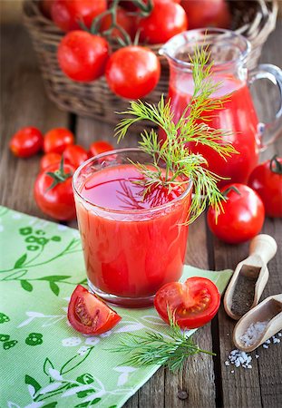 simsearch:400-05911768,k - Tomato juice and fresh tomatoes on wooden table Photographie de stock - Aubaine LD & Abonnement, Code: 400-08255558