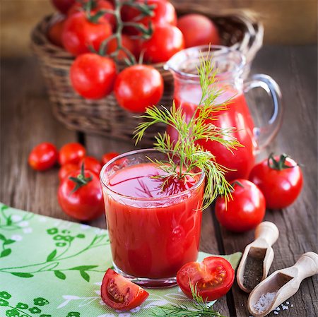simsearch:400-05911768,k - Tomato juice and fresh tomatoes on wooden table Photographie de stock - Aubaine LD & Abonnement, Code: 400-08255559