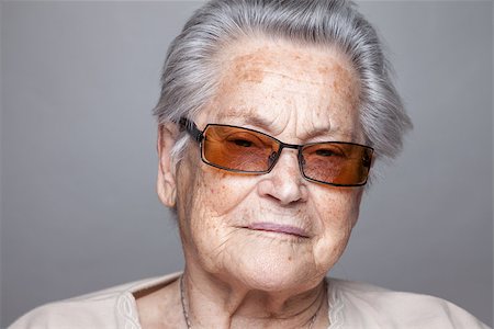 simsearch:400-06365837,k - Closeup portrait of an elderly woman Stockbilder - Microstock & Abonnement, Bildnummer: 400-08255987