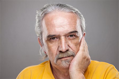 simsearch:400-04024967,k - Closeup portrait of an elderly man Foto de stock - Super Valor sin royalties y Suscripción, Código: 400-08255981