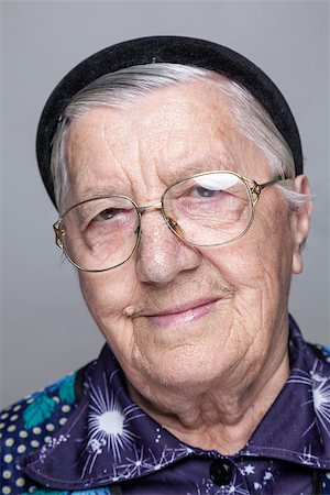 simsearch:400-06365837,k - Closeup portrait of an elderly woman Stockbilder - Microstock & Abonnement, Bildnummer: 400-08256009