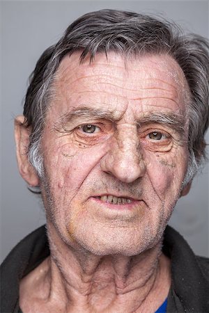 simsearch:400-04024967,k - Closeup portrait of an elderly man Foto de stock - Super Valor sin royalties y Suscripción, Código: 400-08256001