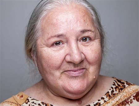 simsearch:400-06365837,k - Closeup portrait of an elderly woman Stockbilder - Microstock & Abonnement, Bildnummer: 400-08256010