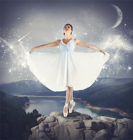 simsearch:400-09029135,k - Ballerina dancing on tiptoe above a rock Stockbilder - Microstock & Abonnement, Bildnummer: 400-08256310