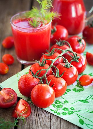 simsearch:400-05911768,k - Fresh tomatoes and tomato juice on wooden table Photographie de stock - Aubaine LD & Abonnement, Code: 400-08256887