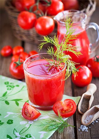 simsearch:400-05911768,k - Tomato juice and fresh tomatoes on wooden table Photographie de stock - Aubaine LD & Abonnement, Code: 400-08256888