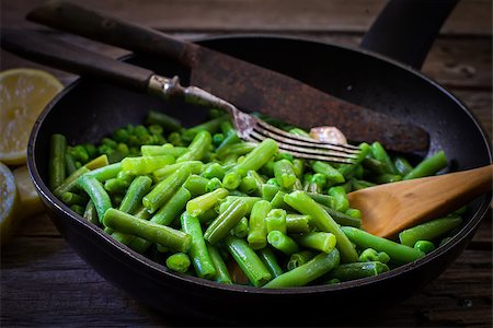 sauteeing - cooking fresh green beans on frying pan Photographie de stock - Aubaine LD & Abonnement, Code: 400-08257295