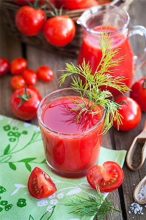 simsearch:400-05911768,k - Tomato juice and fresh tomatoes on wooden table Photographie de stock - Aubaine LD & Abonnement, Code: 400-08257585