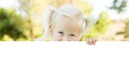 small babies in park - Cute Little Girl Outside Holding Edge of White Board with Room For Text. Photographie de stock - Aubaine LD & Abonnement, Code: 400-08258816