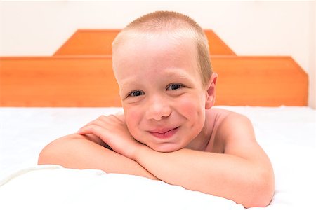 simsearch:400-04196952,k - mischievous preschooler resting in bed and smiling Foto de stock - Royalty-Free Super Valor e Assinatura, Número: 400-08251109