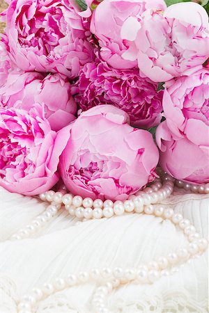 simsearch:400-08017469,k - fresh pink  peonies with pearls on white lace background Foto de stock - Super Valor sin royalties y Suscripción, Código: 400-08251188
