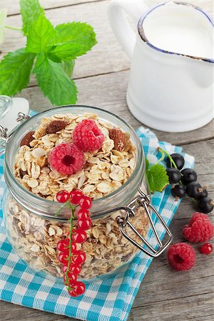 simsearch:400-04393799,k - Healty breakfast with muesli, berries and milk. On wooden table Fotografie stock - Microstock e Abbonamento, Codice: 400-08251580