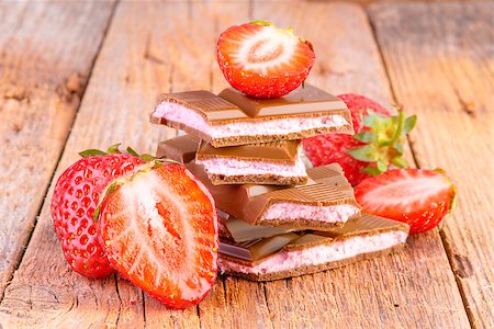 chocolate with strawberry cream on wooden background Foto de stock - Super Valor sin royalties y Suscripción, Código: 400-08251876