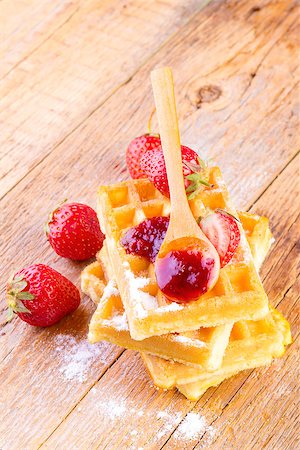 homemade waffles with strawberries maple syrup on wooden background Foto de stock - Super Valor sin royalties y Suscripción, Código: 400-08251878